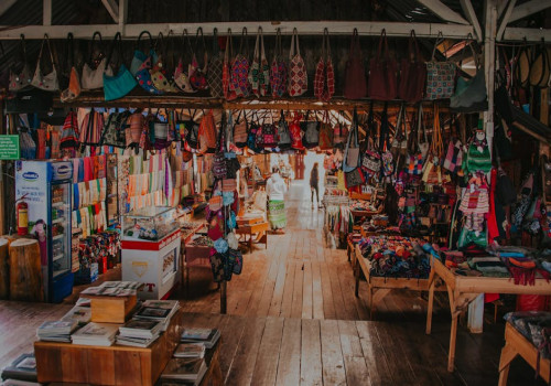 Waar is de weekmarkt in Oss en wanneer is deze geopend?