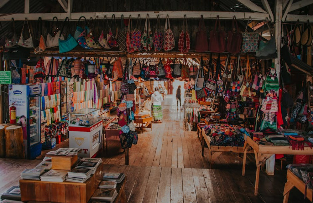 Waar is de weekmarkt in Oss en wanneer is deze geopend?