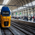 Hoe vaak rijdt de trein van Oss naar Nijmegen in de ochtendspits en hoe lang duurt de rit?
