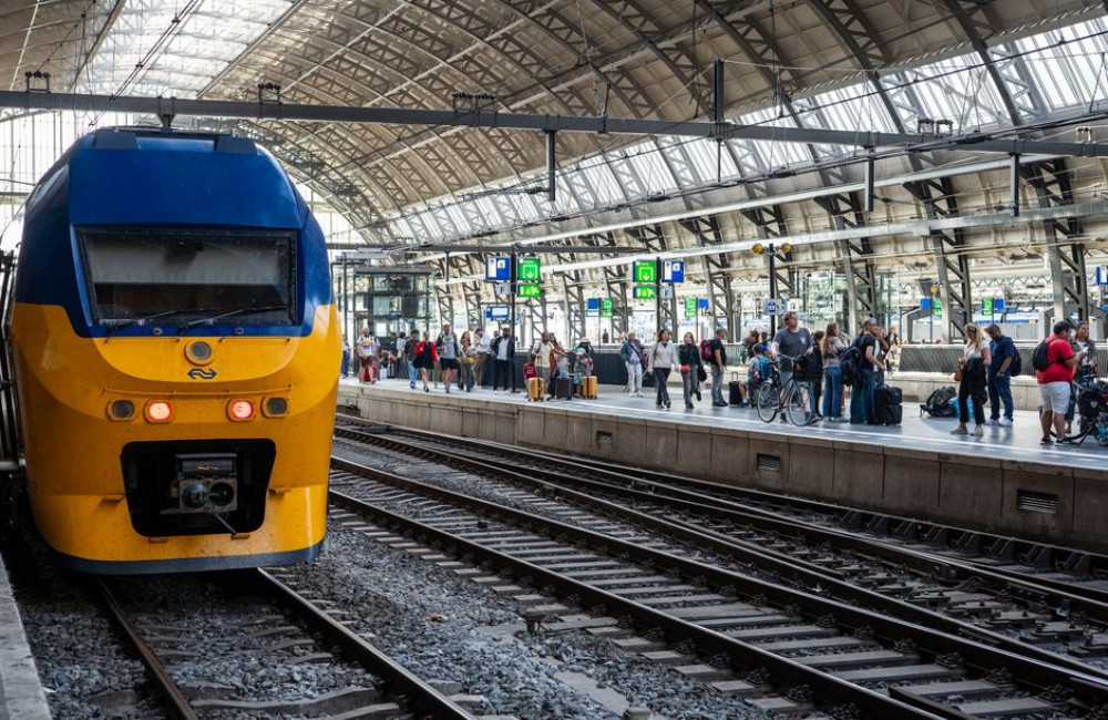Hoe vaak rijdt de trein van Oss naar Nijmegen in de ochtendspits en hoe lang duurt de rit?